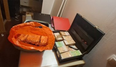 Φωτό-σοκ από την απάτη του ΟΠΕΚΕΠΕ: Δείτε τα βαλιτσάκια και τις κρυμμένες «στιλ μαφίας» δεσμίδες χρημάτων και λιρών