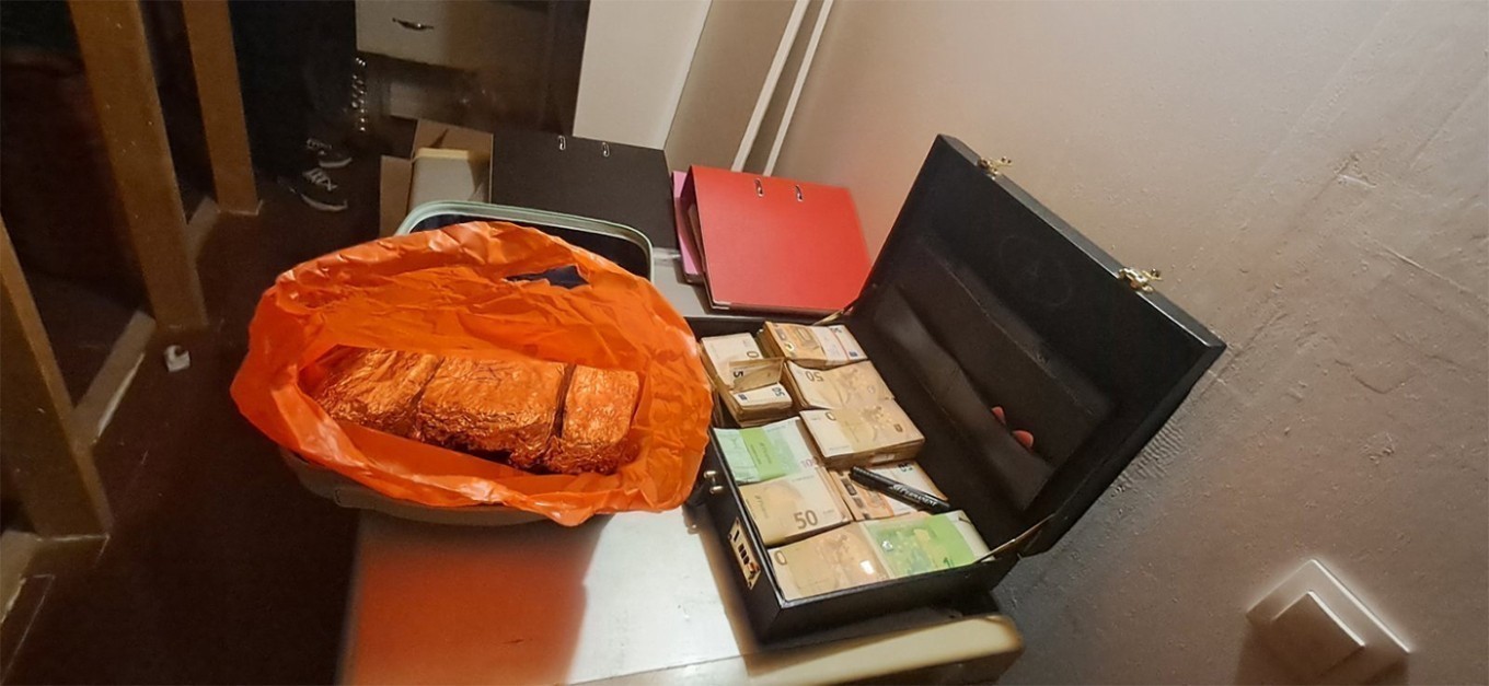 Φωτό-σοκ από την απάτη του ΟΠΕΚΕΠΕ: Δείτε τα βαλιτσάκια και τις κρυμμένες «στιλ μαφίας» δεσμίδες χρημάτων και λιρών