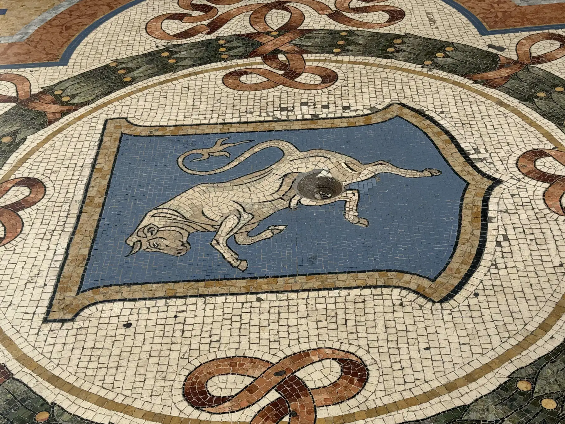 Μιλάνο: «Αντικαθίστανται» οι διάσημοι όρχεις του ψηφιδωτού ταύρου που φέρνει τύχη στους τουρίστες λόγω φθοράς