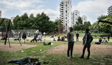 Βίντεο: Βελγίδα ρίχνει νερό σε αλλοδαπό που αυτοϊκανοποιούνταν παρακολουθώντας αυτήν και την φίλη της!