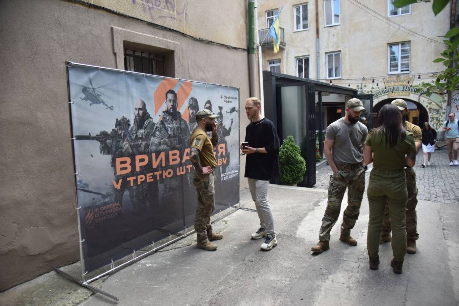 Κίεβο: Στρατολόγοι του Ζελένσκι πήγαν σε γυμναστήριο για εθελοντές αλλά το μετάνιωσαν