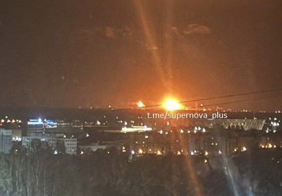 Στις φλόγες ρωσικό διυλιστήριο πετρελαίου στο Βόλγκογκραντ μετά από επίθεση ουκρανικών drones (βίντεο)