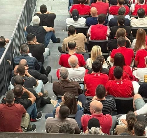 Φωτό πριν την συμπλοκή Δημητριάδη-Μαρινάκη: «Τείχος» 9 ατόμων προστατεύει τον ανιψιό του πρωθυπουργού