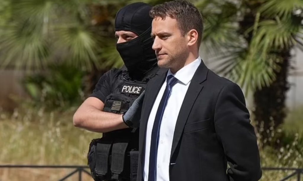 Πέντε χρόνια μετά τη δολοφονία της Καρολάιν: Ο Μπάμπης Αναγνωστόπουλος σπουδάζει Νομική στη φυλακή
