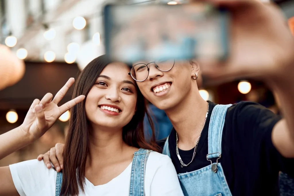 Ειδικοί εξηγούν πώς oι selfies με το σήμα «V» μπορούν να μας εκθέσουν σε κινδύνους