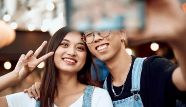Ειδικοί εξηγούν πώς oι selfies με το σήμα «V» μπορούν να μας εκθέσουν σε κινδύνους