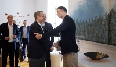 Στο Μέγαρο Μαξίμου ο θριαμβευτής της Ευρωλίγκας Ολυμπιακός: Ο Γ.Μπαρτζώκας δώρισε ένα σκάκι στον Κ.Μητσοτάκη (φωτό)