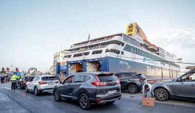 Ξεκίνησε η έξοδος των εκδρομέων για το τριήμερο του Αγίου Πνεύματος: Αυξημένη κίνηση στο λιμάνι του Πειραιά