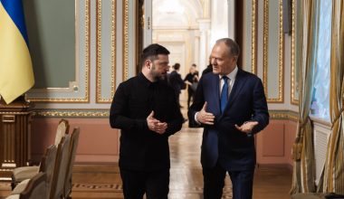 Ο Ν.Τουσκ «τραβά το αυτί» στον Ζελένσκι: Η κίνηση του Κιέβου που εξόργισε την Βαρσοβία – «Ρήγμα» στις σχέσεις τους