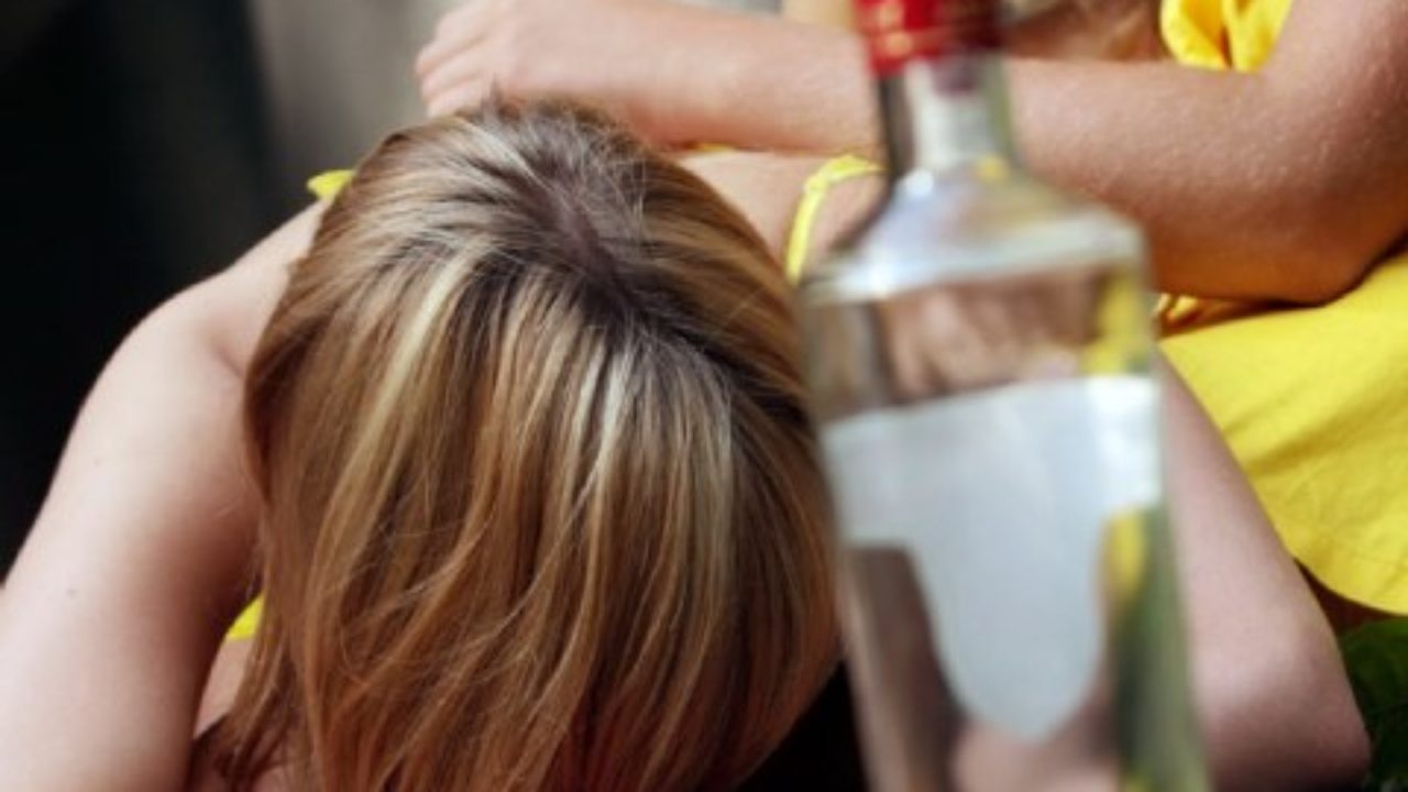 Ανήλικη ξέφυγε με την κατανάλωση αλκοόλ και οδηγήθηκε στο Νοσοκομείο – Χειροπέδες σε μια 54χρονη