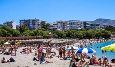 «Ξεχύθηκαν» στις παραλίες της Αττικής όσοι δεν έφυγαν τριήμερο: Η πρόγνωση του καιρού μέχρι του Αγίου Πνεύματος