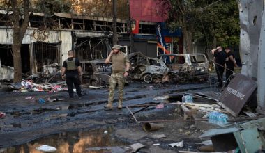 Συγκλονιστικές εικόνες: Η Κονσταντινόβκα θυμίζει Μπαχμούτ – Δείτε πώς έχει γίνει από τους βομβαρδισμούς (βίντεο)