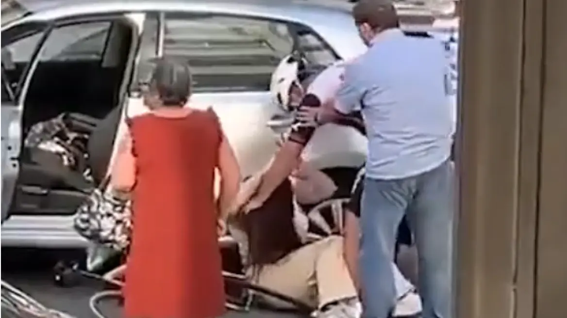 Βίντεο: Άγρια επίθεση ποδηλάτη σε γυναίκα οδηγό στη Πορτογαλία – Την έβαλε κάτω και την χτυπούσε στο κεφάλι