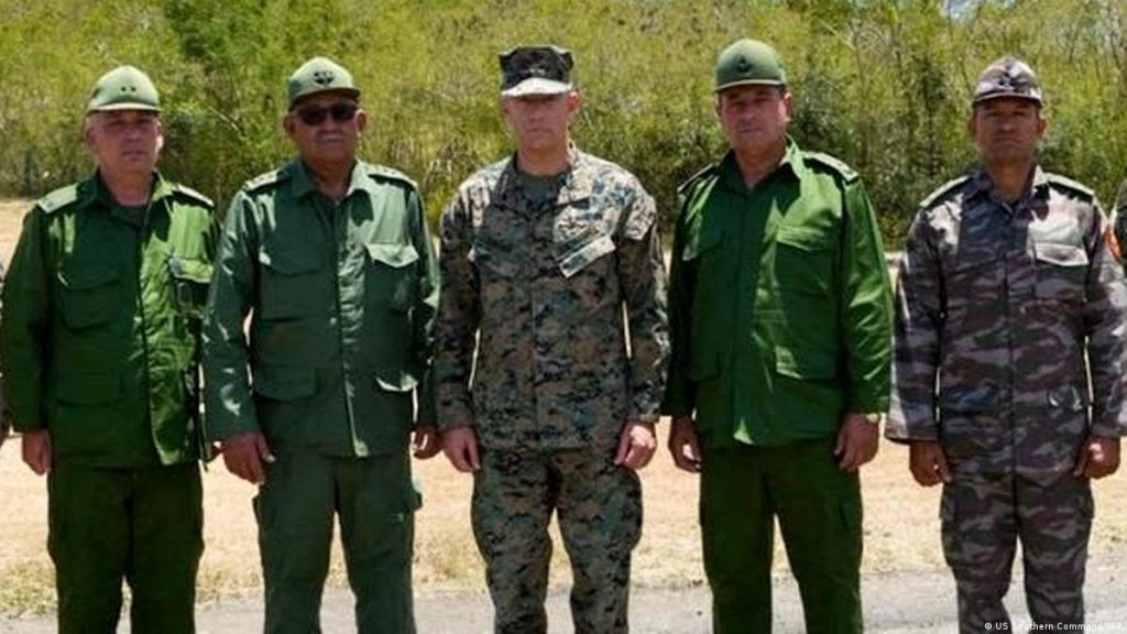 Ιστορική συνάντηση στρατηγών των ΗΠΑ και της Κούβας στο Γκουαντανάμο (φωτο)