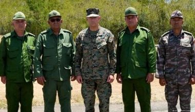 Ιστορική συνάντηση στρατηγών των ΗΠΑ και της Κούβας στο Γκουαντανάμο (φωτο)