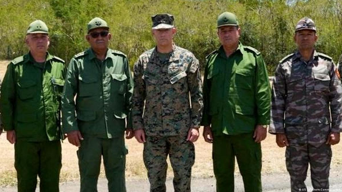 Ιστορική συνάντηση στρατηγών των ΗΠΑ και της Κούβας στο Γκουαντανάμο (φωτο)