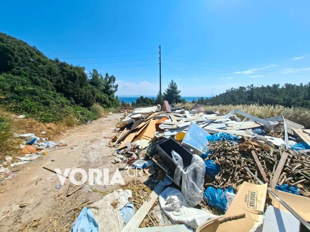 Οικολογική «βόμβα» στη Χαλκιδική: Σκουπιδότοπος δίπλα από την γέφυρα Ποτίδαιας (βίντεο)
