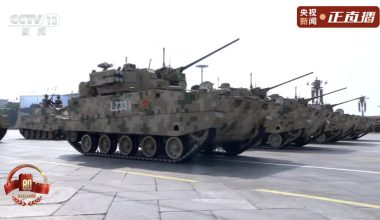 Κινέζοι στρατιώτες σπρώχνουν τεθωρακισμένο που χάλασε στη μέση της παρέλασης