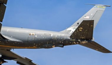 Αμερικανικό αεροσκάφος KC-135 Stratotanker υπέστη σοβαρές ζημιές από θραύσματα ιρανικών drones και πυραύλων (φωτο)
