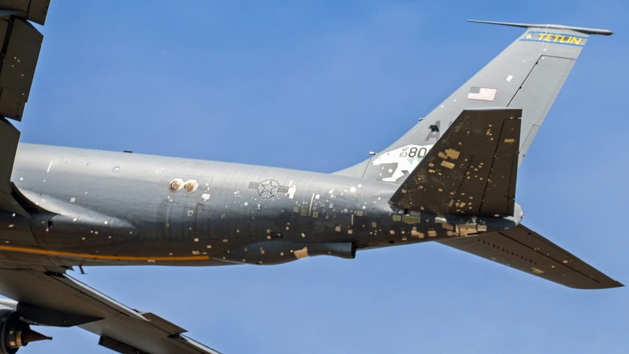 Αμερικανικό αεροσκάφος KC-135 Stratotanker υπέστη σοβαρές ζημιές από θραύσματα ιρανικών drones και πυραύλων (φωτο)