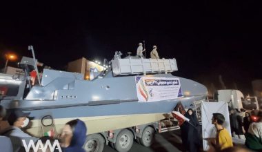 Οι IRGC παρουσίασαν δημόσια ένα νέο σκάφος ταχείας επίθεσης που μπορεί να μεταφέρει έως δύο πυραύλους cruise