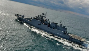 Στη δημοσιότητα βίντεο από την στιγμή που ουκρανικό drone κτυπά την ρωσική φρεγάτα «Admiral Essen» στο Νοβοροσίσκ