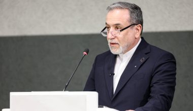 Αμπάς Αραγτσί: «Οι συνομιλίες με τις ΗΠΑ συνεχίζονται αλλά δε μπορούμε να πούμε τίποτα μέχρι να έχουμε αποτέλεσμα»