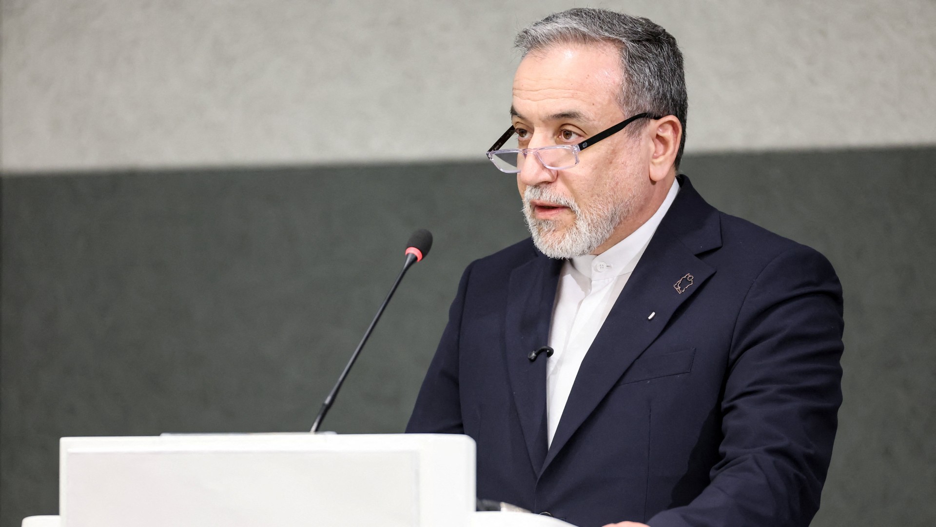 Αμπάς Αραγτσί: «Οι συνομιλίες με τις ΗΠΑ συνεχίζονται αλλά δε μπορούμε να πούμε τίποτα μέχρι να έχουμε αποτέλεσμα»