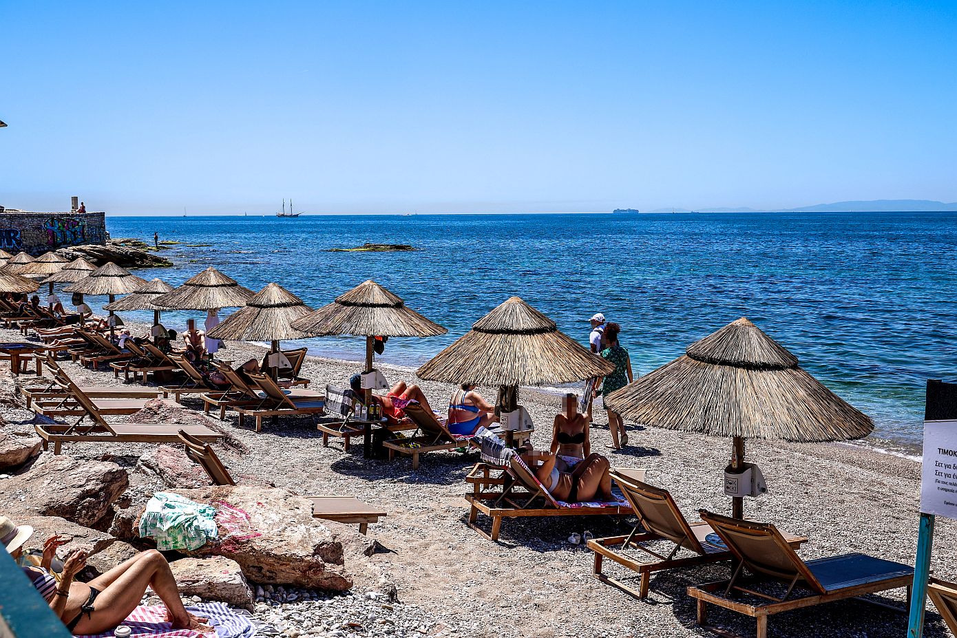 Γεμάτες και σήμερα οι παραλίες στην Αττική: Όσοι δεν έφυγαν εκμεταλλεύτηκαν τον καλό καιρό (βίντεο)
