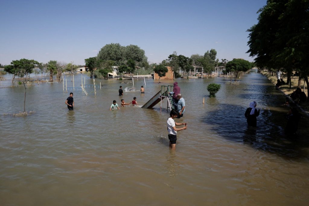Συρία: Υπερχείλισε ο Ευφράτης ποταμός – Eκκενώνονται περιοχές (βίντεο)