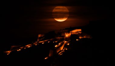 Εντυπωσιακές εικόνες: Το «Μπλε Φεγγάρι» εθεάθη πάνω από το Σούνιο και το Ναύπλιο