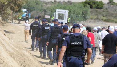 Έλληνες και Αλβανοί διαμαρτύρονται για την αρπαγή της γης τους από το καθεστώς των Τιράνων και τους Ισραηλινούς