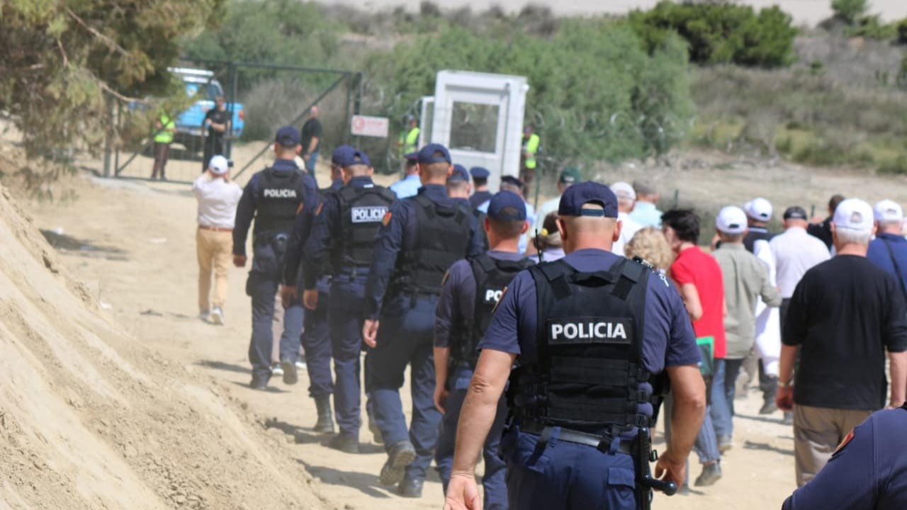 Έλληνες και Αλβανοί διαμαρτύρονται για την αρπαγή της γης τους από το καθεστώς των Τιράνων και τους Ισραηλινούς