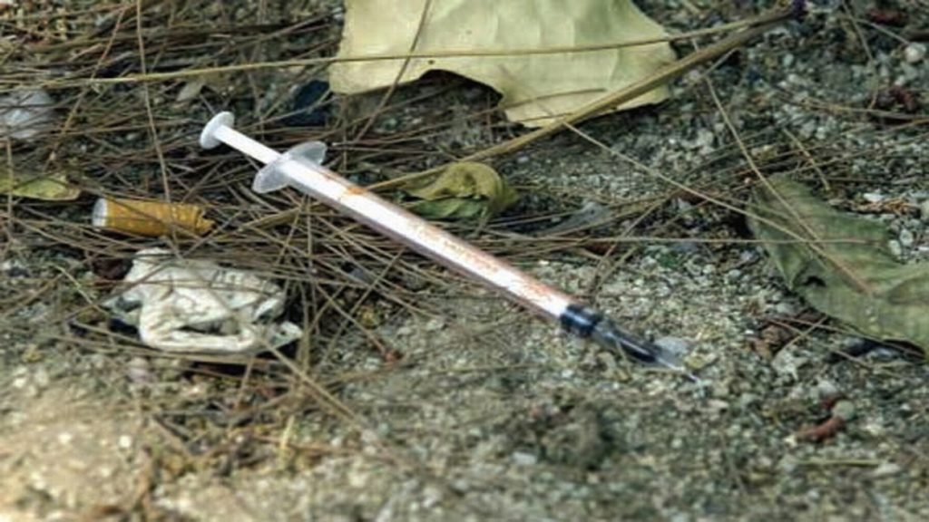Ρωσία: Mικρό κοριτσάκι προσπαθεί να οδηγήσει στο σπίτι τη ναρκομανή μητέρα του! (βίντεο)
