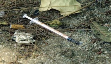 Ρωσία: Mικρό κοριτσάκι προσπαθεί να οδηγήσει στο σπίτι τη ναρκομανή μητέρα του! (βίντεο)