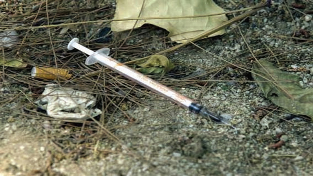 Ρωσία: Mικρό κοριτσάκι προσπαθεί να οδηγήσει στο σπίτι τη ναρκομανή μητέρα του! (βίντεο)