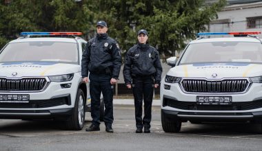 Bίντεο: Σκύλος δαγκώνει Ουκρανούς αστυνομικούς που επιχειρούν να «στρατολογήσουν» το αφεντικό του