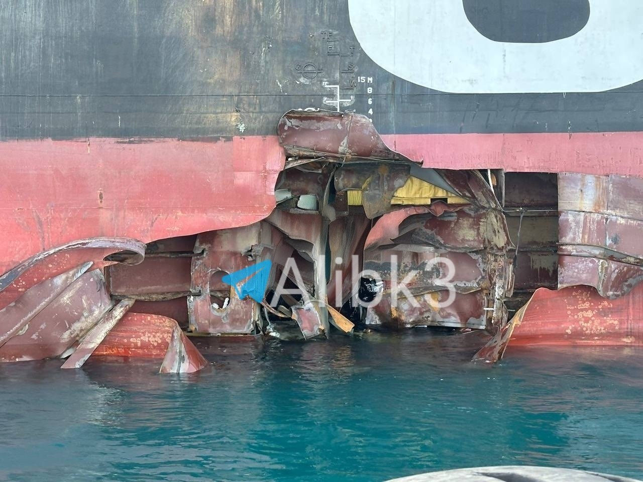 Περσικός Κόλπος: Ισχυρή έκρηξη σε φορτηγό πλοίο μετά από επίθεση από άγνωστο βλήμα (βίντεο)