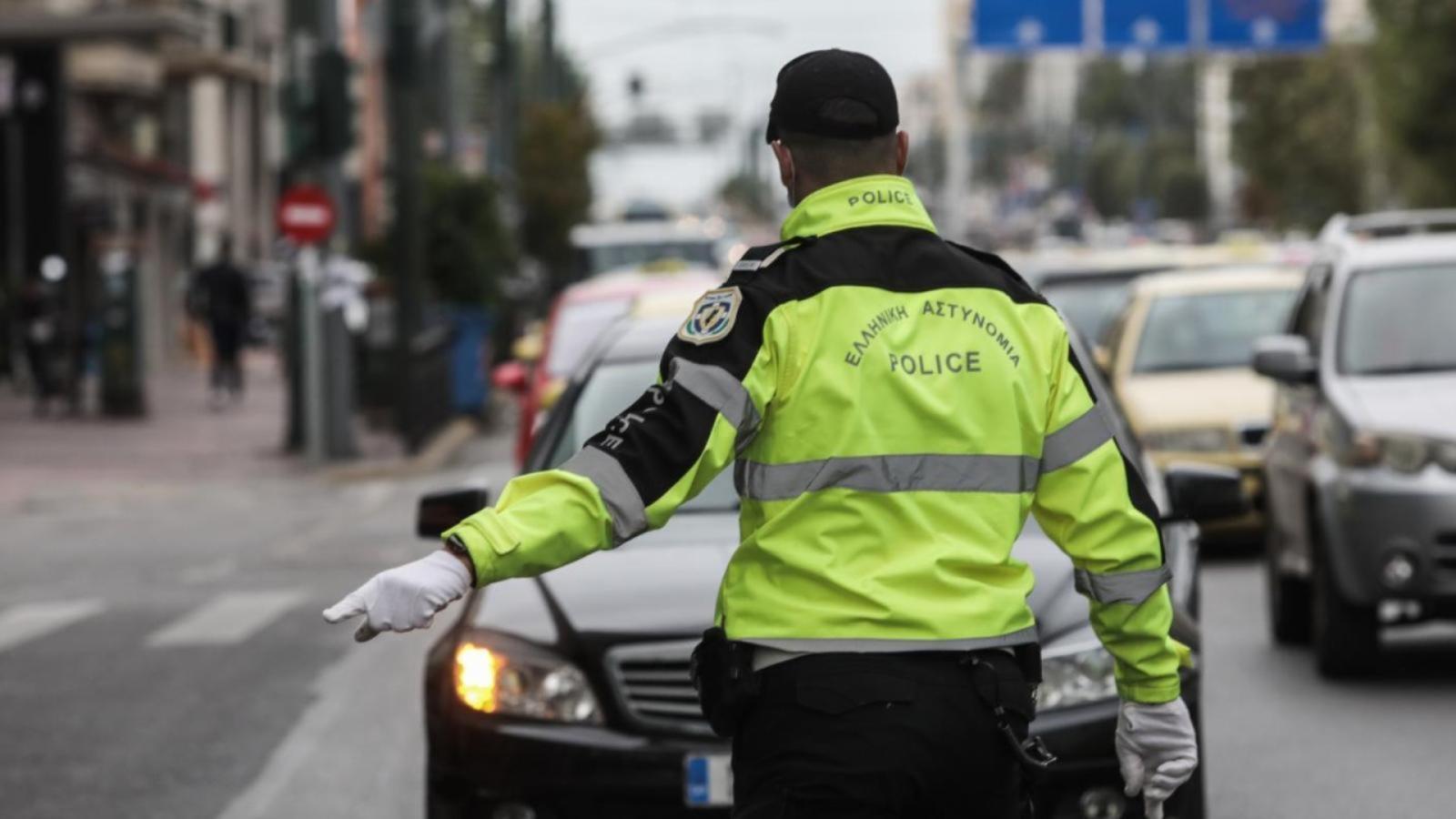 Αυτή είναι η ερώτηση – «παγίδα» σε έλεγχο της Τροχαίας σύμφωνα με αστυνομικό: Τι πρέπει να απαντήσετε