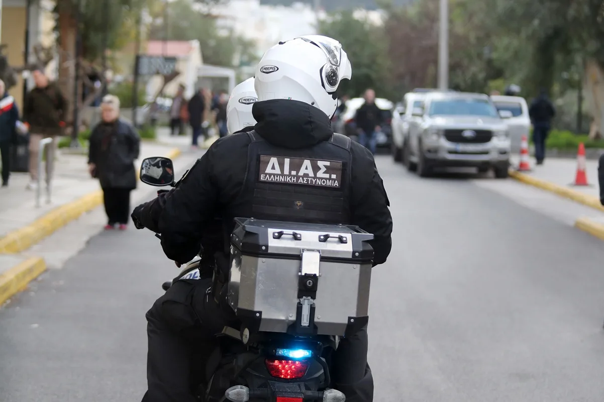 Μεγάλη αστυνομική επιχείρηση στη Θεσσαλονίκη: Έλεγχοι σε δεκάδες ανήλικα κι επτά καταστήματα