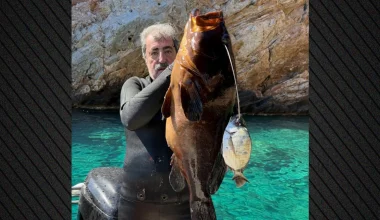 Το μήνυμα του Π.Πολάκη στον Α.Τσίπρα κρατώντας στα χέρια του… ροφό 13,5 κιλών!