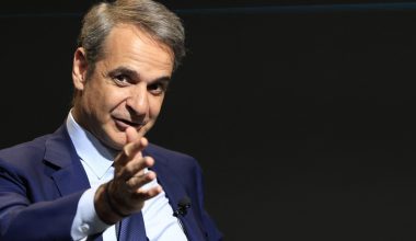 Κυβέρνηση: Προσβολή στους πολίτες με επίδομα ψίχουλων 150 ευρώ όταν οι φίλοι και κατά τα φαινόμενα συνεταίροι της θησαυρίζουν!