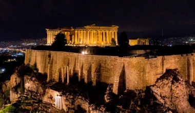 Στη Γαλλία ξεκινά συζήτηση για επιστροφή κομματιών του Παρθενώνα από το Λούβρο (βίντεο)