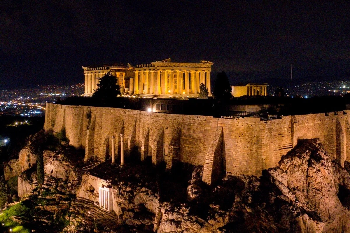 Στη Γαλλία ξεκινά συζήτηση για επιστροφή κομματιών του Παρθενώνα από το Λούβρο (βίντεο)