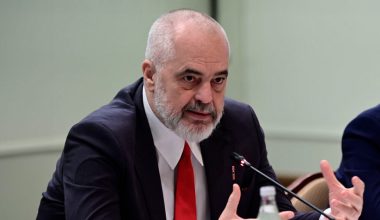 «Πουλάει τρελίτσα» ο Ε.Ράμα για το διάβημα του ελληνικού ΥΠΕΞ: «Δεν ήξερα ότι υπάρχουν Έλληνες εκεί»