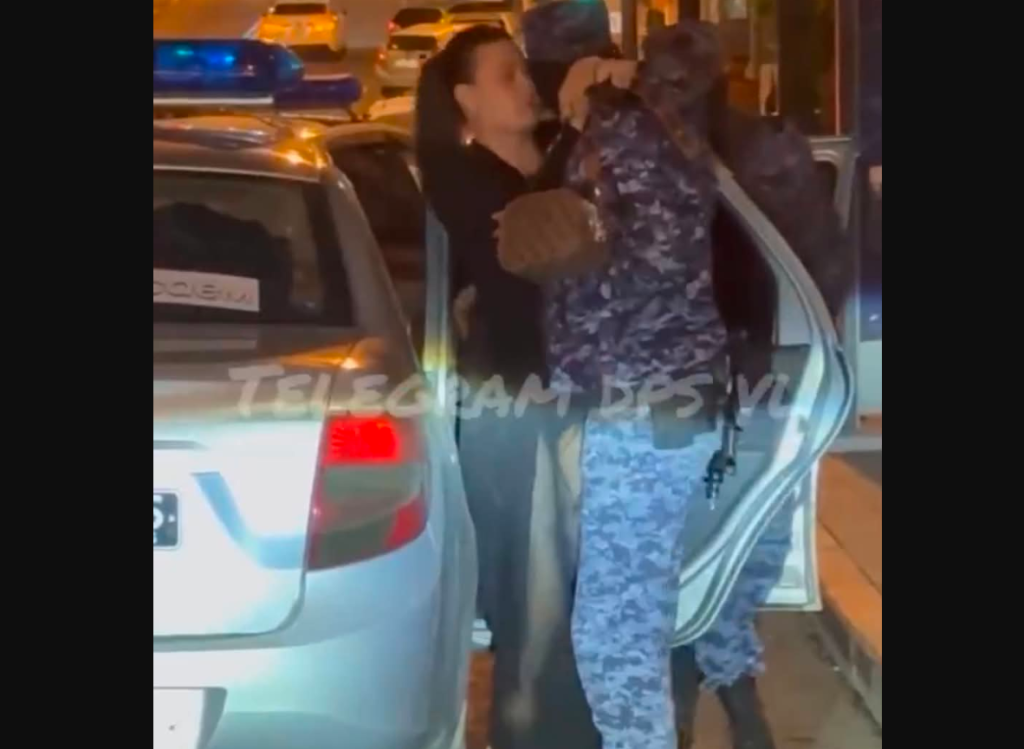 Ρωσίδα καλλονή έφερε σε δύσκολη θέση αστυνομικό στο Βλαδιβοστόκ – Δείτε βίντεο