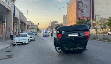 Αυτοκίνητο στη Θεσσαλονίκη τούμπαρε μετά από σύγκρουση σε παρκαρισμένα οχήματα (βίντεο)