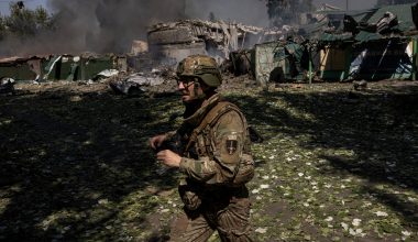 Απίστευτο ξύλο Ουκρανού στρατιώτη που τον έδεσαν ανάποδα σε δέντρο και τον ευτέλισαν (βίντεο)
