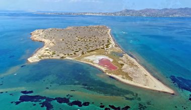 Μετώπη: Η νησίδα ανάμεσα σε Αίγινα και Αγκίστρι με την κατάλευκη άμμο και τα γαλαζοπράσινα νερά