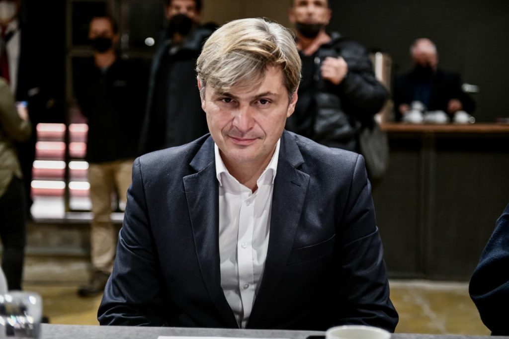 Ν.Φαραντούρης: Ο ευρωβουλευτής του ΠΑΣΟΚ έπαιξε πιάνο στο Μετρό Συντάγματος (βίντεο)